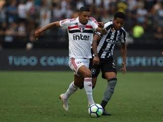 Jogadores durante disputa por bola em jogo acirrado (Foto: Rubens Chiri/São Paulo)