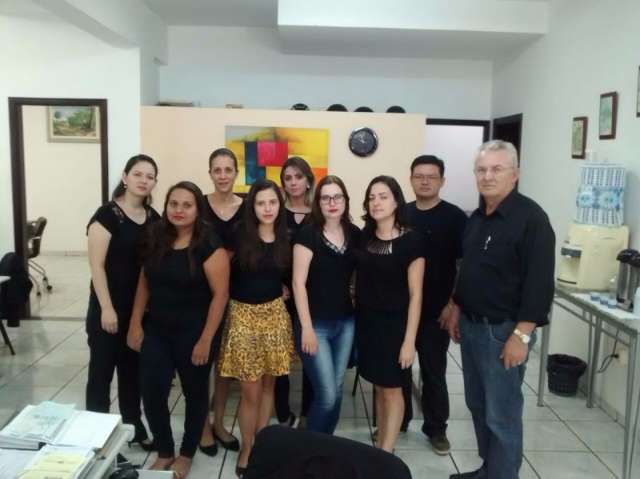 Vestindo preto, douradenses v&atilde;o &agrave;s ruas em protesto contra Lula