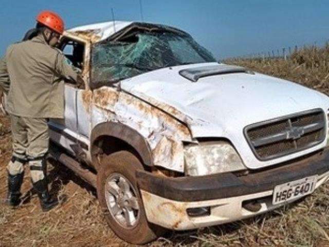 Jovem morre ap&oacute;s ser arremessado de caminhonete em capotagem