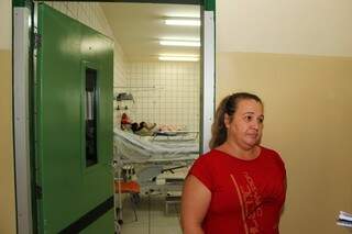 Claudia conta que a mãe, de 67 anos, está há 48 horas esperando transferência para hospital. (Foto: Fernando Antunes) 