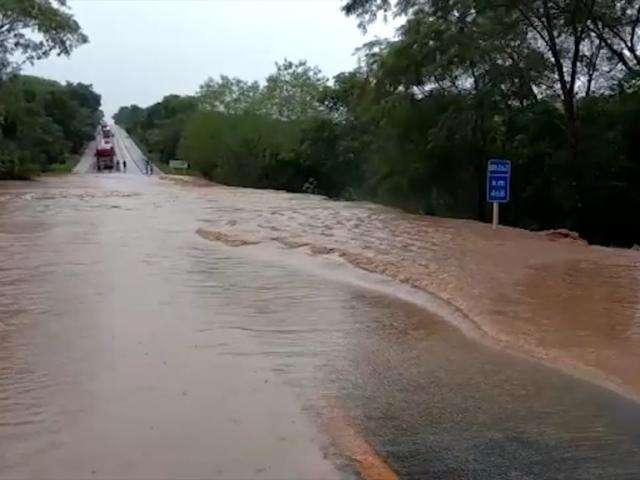 Ap&oacute;s n&iacute;vel do c&oacute;rrego baixar, trecho da BR-262 &eacute; liberado 