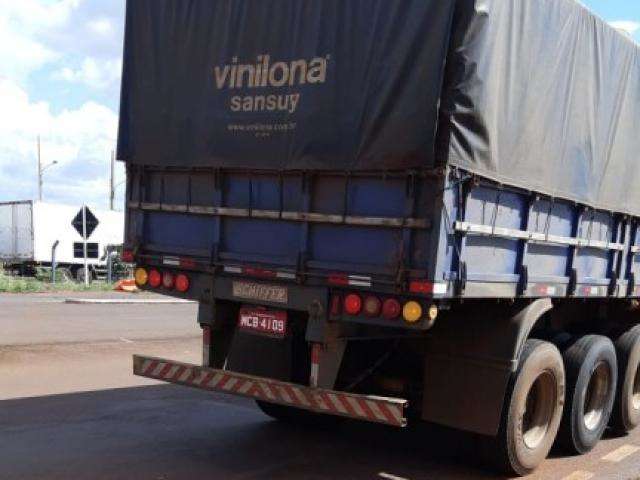 Trio &eacute; preso tentando levar caminh&atilde;o roubado no Paran&aacute; para a fronteira