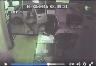 Vídeo mostra casal invadindo loja. (Foto: Reprodução)