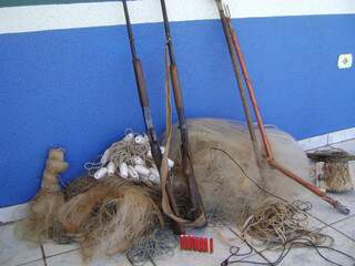 Materiais de pesca predatória e caça foram encontrados em acampamento (Foto: Divulgação)