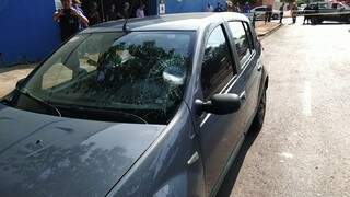 Sandero com pára-brisa quebrado após atropelar mulher nesta tarde em Dourados (Foto: Adilson Domingos)