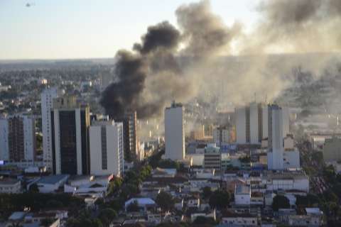 Incêndio se propaga no centro e atinge loja de móveis Casas Bahia
