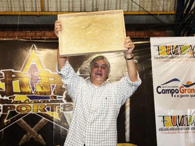  Delc&iacute;dio entra para a galeria de Guardi&otilde;es de &Iacute;dolos do esporte 	