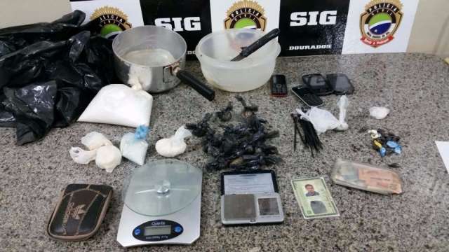 Pol&iacute;cia descobre &ldquo;ind&uacute;stria&rdquo; de coca&iacute;na e prende dois homens na periferia