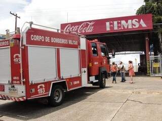 Vazamento de gás amônia ocorreu na manhã de hoje na fábrica da Coca-Cola (Foto: Simão Nogueira)
