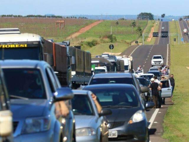 Ind&iacute;genas bloqueiam as duas pistas da BR-163 em manifesta&ccedil;&atilde;o 
