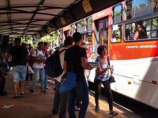 Usuários do transporte público no &quot;pontão&quot; da Avenida Afonso Pena durante a manhã desta segunda-feira (Bruna Kaspary)