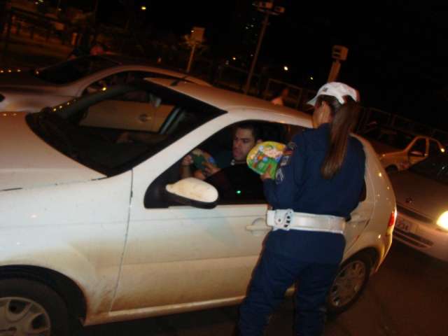 Pol&iacute;cia e parentes de v&iacute;timas de acidente fazem blitz educativa no Carnaval