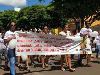 Familiares e amigos de Vitor estavam com camisetas, cartazes e faixas em passeata pelas ruas da cidade - Foto: Nova News