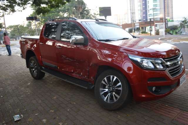 Citro&euml;n fura sinal vermelho e causa acidente grave na Afonso Pena