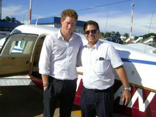 Foto postada no facebook da Pan Táxi Aéreo mostra Harry ao lado do piloto.