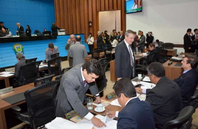 Apesar de coniventes, deputados apoiam fim da cortesia com chap&eacute;u alheio