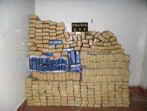 Paranaense &eacute; preso com 324 kg de maconha em fundo falso de carreta