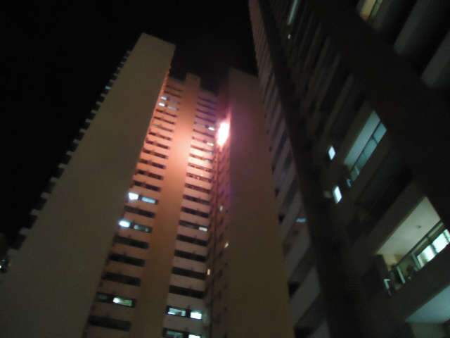  Leitora registra momento em que apartamento estava em chamas
