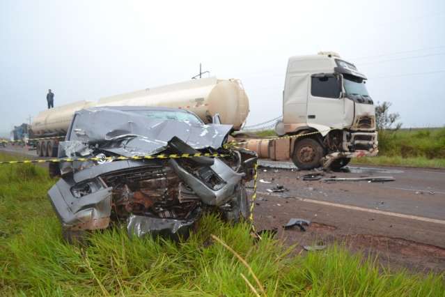 Bitrem carregado com combust&iacute;vel se envolve em acidente na BR-262