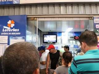 Lotérica do Mercadão registrou boa procura de apostadores de última hora nesta manhã. (Foto: ?Henrique Kawaminami)
