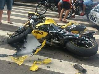 Motocicleta ficou completamente destruída após acidente com C3 (Foto: Direto das Ruas)