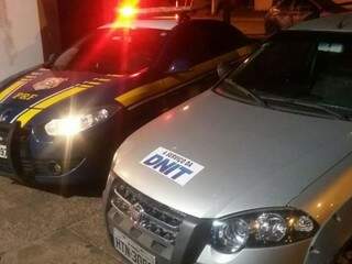 Após fiscalização, PRF verificou que o carro havia sido furtado em Brasília e que adesivo era falso (Foto: Assessoria/PRF)