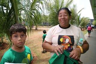 Débora Regina, que mora com o neto, sonha com uma moradia mais digna (Foto: Fernando Antunes)