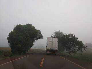 Caminhão na BR-376, coberta de neblina (Foto: MS News)