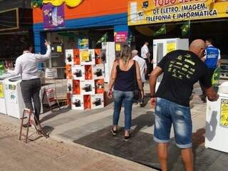 Descontos atraíram clientes desde cedo ao centro da cidade (Foto: Viviane Oliveira)