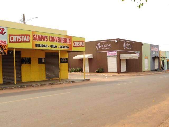 Vizinhos &agrave; conveni&ecirc;ncia onde rapaz foi baleado disseram ter s&oacute; ouvido os tiros