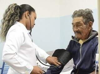 Sebastião recebendo atendimento médico (Foto: Diário Corumbaense)