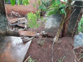 Imóvel na Vila Romana teve muro danificado pela pressão da água da chuva (Foto: Divulgação/Defesa Civil)