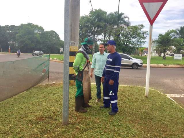 Ao estilo J&acirc;nio Quadros, Marquinhos coordena limpeza na Via Parque