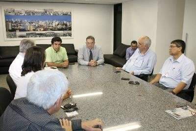 &Agrave; prefeitura, governo apresenta &ldquo;pacote&rdquo; para acabar com caos na sa&uacute;de