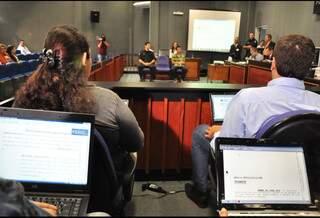 Cada um dos jurados recebeu um notebook. Informações também eram mostradas no projetor. (Foto: João Garrigó)