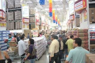 Público lota corredores supermercado atacadista. (Foto: Marcos Ermínio)