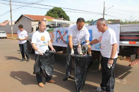 Vereadores recolhem 300 kg de lixo em campanha contra a dengue no Tijuca