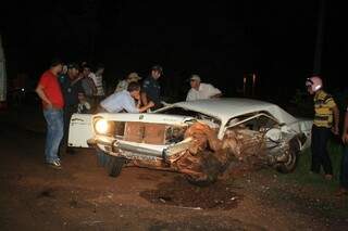 Veículo Corcel ficou destruído com batida. (Foto: Agora News)