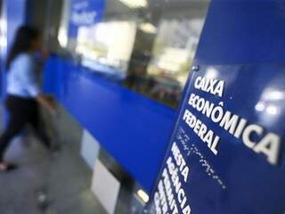 Movimentação em agência da Caixa; banco estatal faz pagamentos do PIS (Foto: Marcelo Camargo/Agência Brasil)