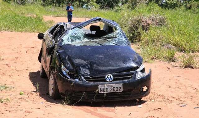 Condutor cochila ao volante e carro capota v&aacute;rias vezes em Rio Verde