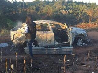Veículo foi completamente destruído pelas chamas. (Foto: Porã News) 