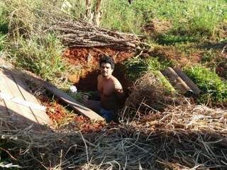 Silvano foi encontrado pela polícia vivendo em um buraco. (Foto: WhatsApp/ Nova News)