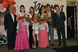 As vencedoras, a Miss (ao centro) com o ator e apresentador Kenji Yamai e o Presidente da AECNB Acelino Sinjó Nakasato.