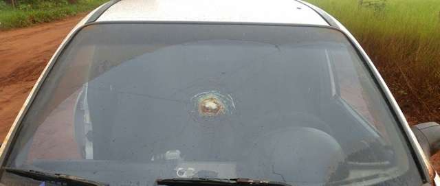 Assaltantes trocam tiros com PM, um morre e dois conseguem fugir