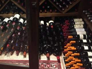 Dezenas de garrafas de vinho apreendidas. (Foto: divulgação/Polícia Federal) 