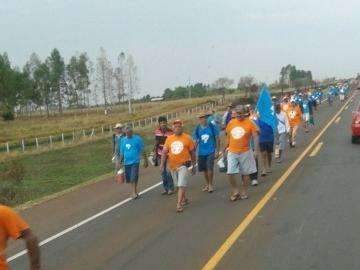 Movimentos ocupam ped&aacute;gio e querem &ocirc;nibus para marcha na BR 163