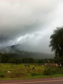 Nuvens de chuva cobrem morraria de Corumbá. (Foto: Lucimar Couto)