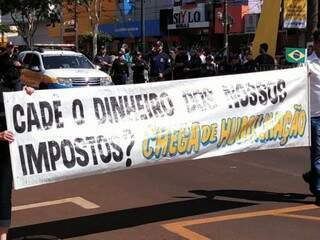 Integrantes de manifesto fizeram cobranças diversas em Dourados. (Foto: Adilson Domingos)