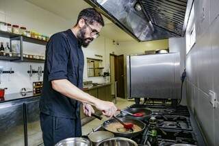 Chef elabora pratos inspirados em sabores regionais.  (Foto: Kísie Ainoã)