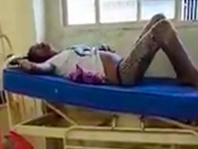 Gestante ao lado de feto, adolescente ferido e opera&ccedil;&atilde;o lideram visualiza&ccedil;&otilde;es